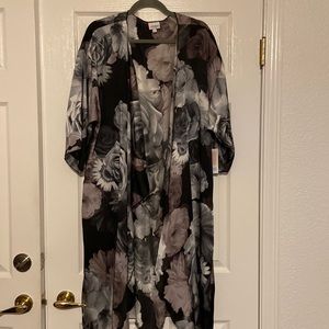 Beautiful black, white & grey floral on this Lularoe Shirley kimono. Size L NWT